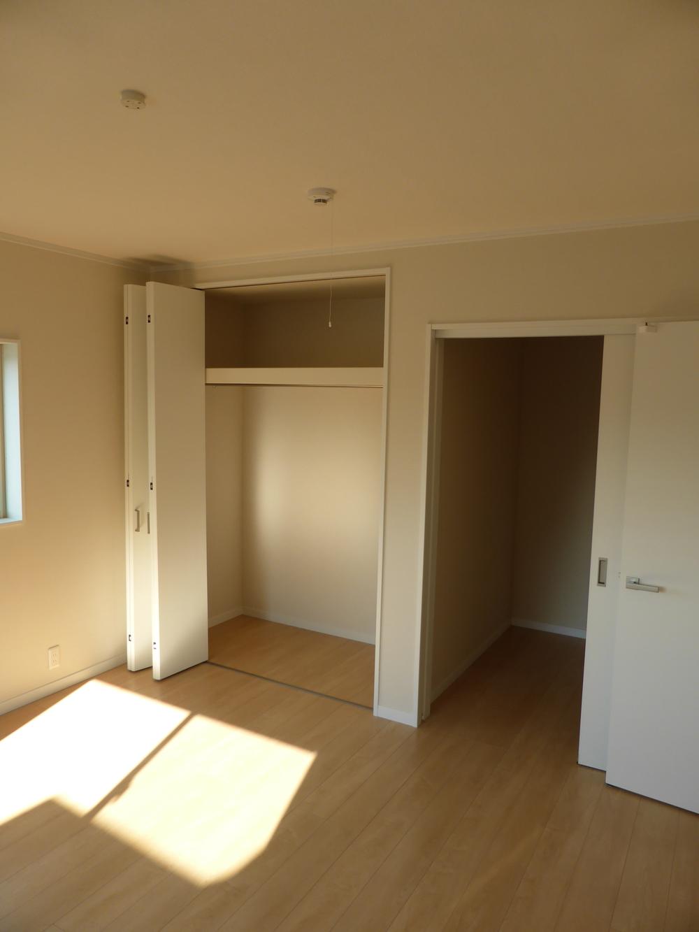 Non-living room. Is on the second floor of the master bedroom there is also a walk-in closet and the closet, You can also store plenty