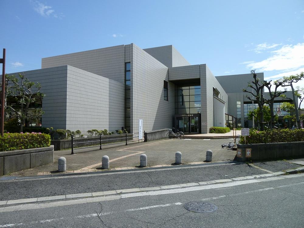 library. Municipal Cultural Hall and Library to 352m