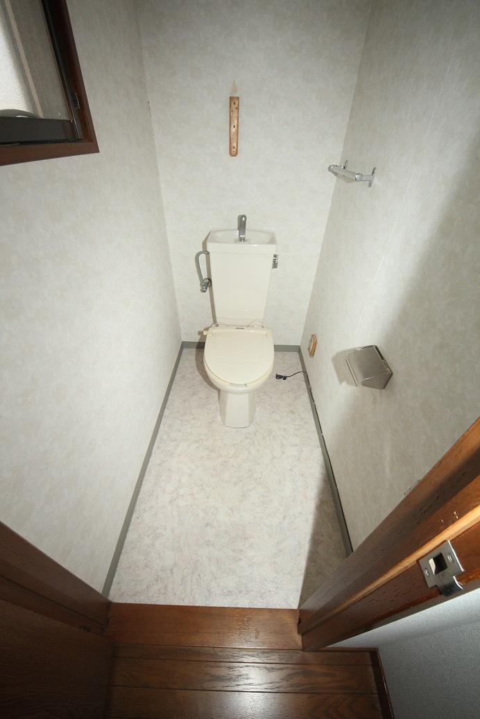 Toilet. 3F