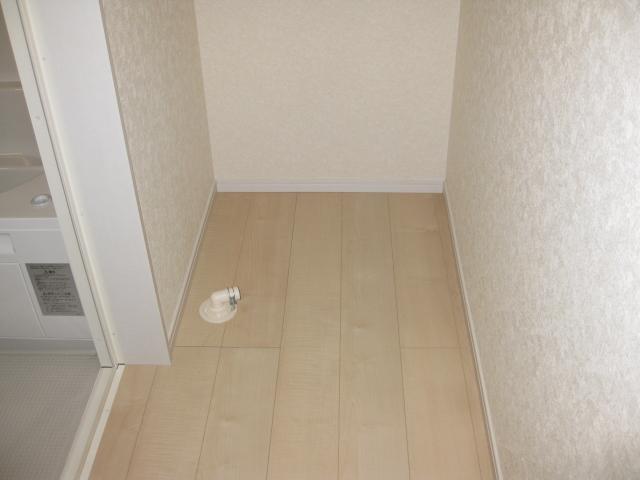 Wash basin, toilet.  ☆ Washing machine Storage ☆