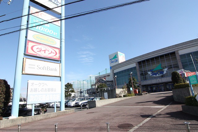 Supermarket. 1400m walk 18 minutes to the Sky Mall