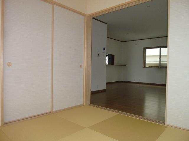 Non-living room. Japanese-style room that has become between the LDK and continued even as for the visitors in the 4.5 Pledge, Convenient can also be used as a playground for children