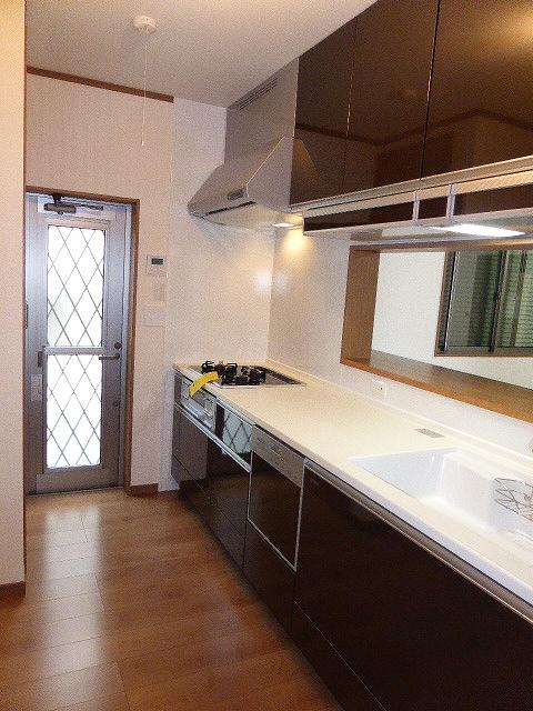 Kitchen. It also attached communication also take a convenient back door of the family while making the dishes at the counter kitchen