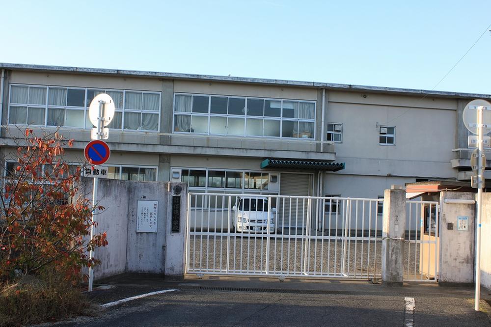 Primary school. Cinda is located in the heart of the 960m Sennan city to elementary school, Cinda is located on the north side of Izumi Sunagawa Station elementary school attend children of about 870 people (fiscal 2011 currently). Echoing the voice of children running around in healthy in a broad ground