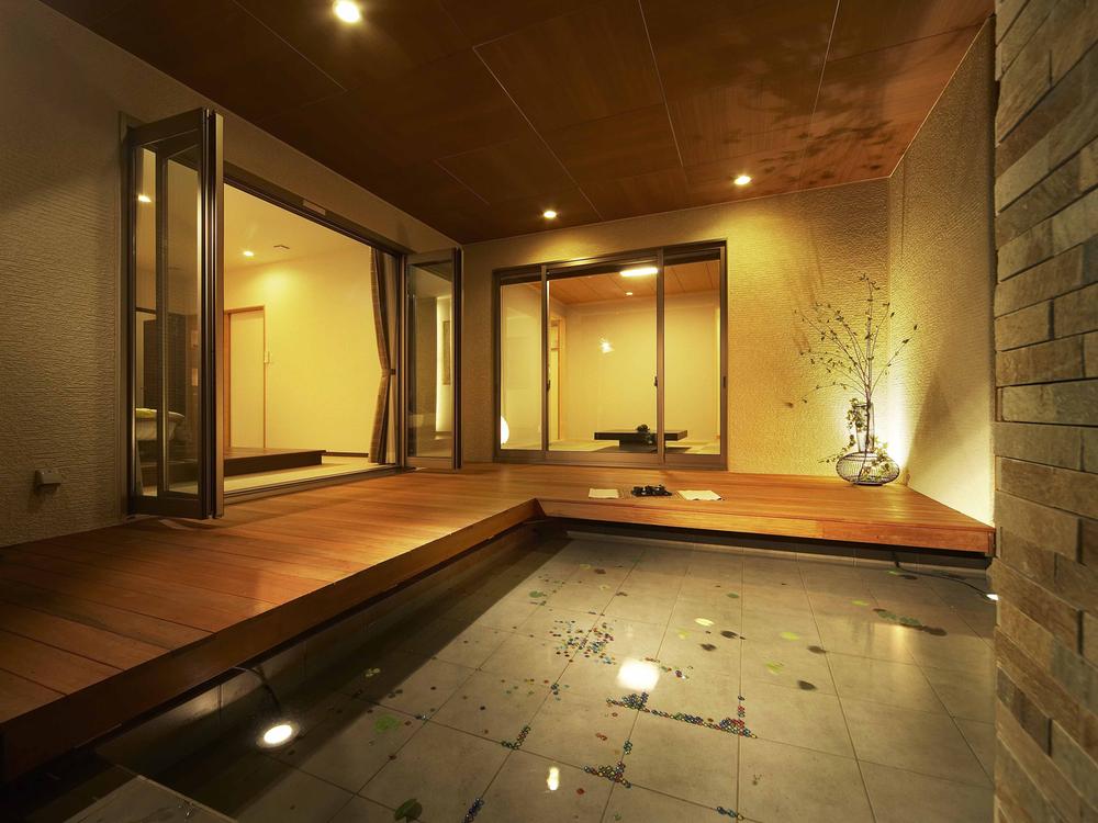 exhibition hall / Showroom. Fun Mel basin and wooden deck of the moist and adult time. Master bedroom ・ Only even mind settled rather than time look at the surface of the water from a Japanese-style room (Gallery House)