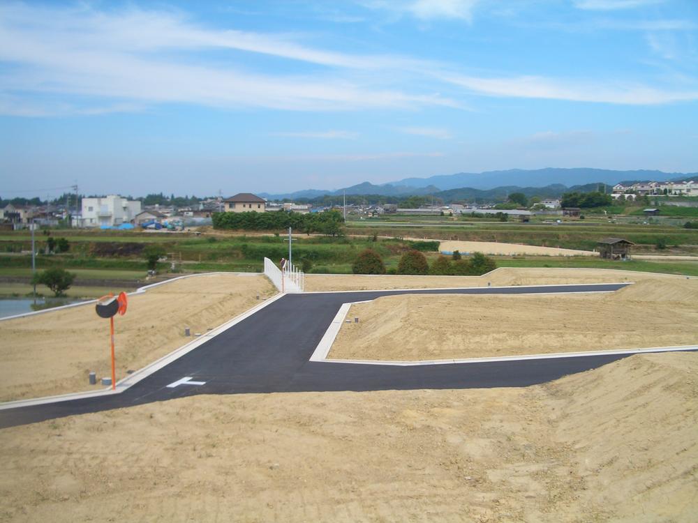 Local photos, including front road. Front road 8 meters. Children there is room to play sufficiently energetic in the compartment.