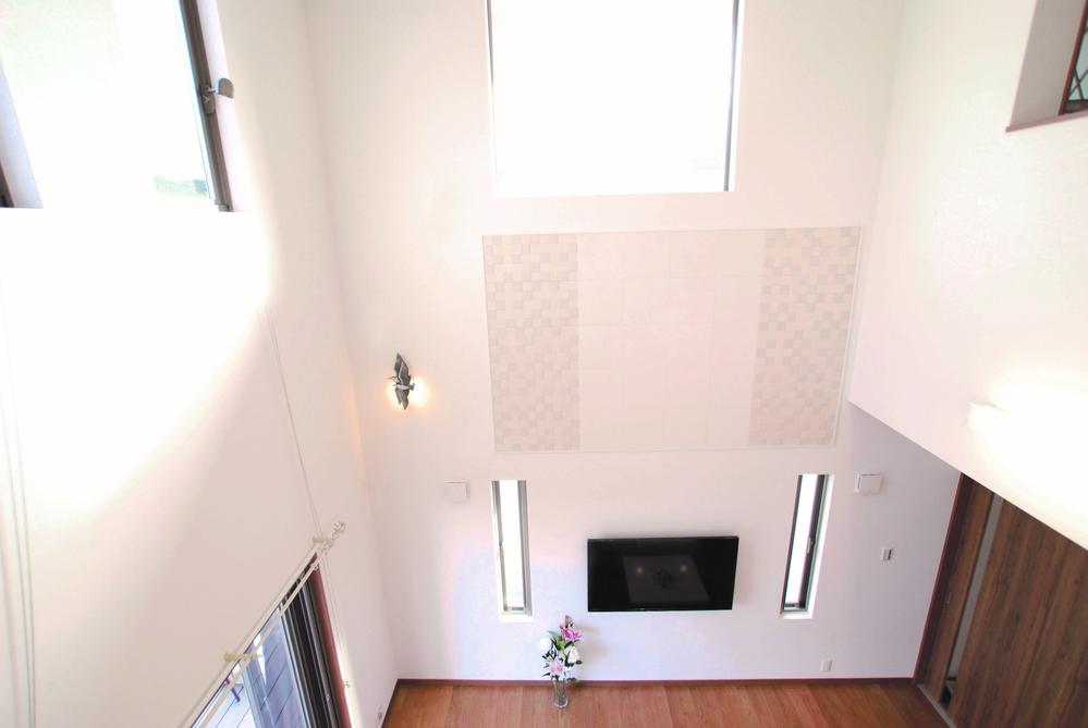 Other introspection. Adopt eco-carat with Moisture function. Widely felt the room will be very bright and the space at a height of up to the second floor.