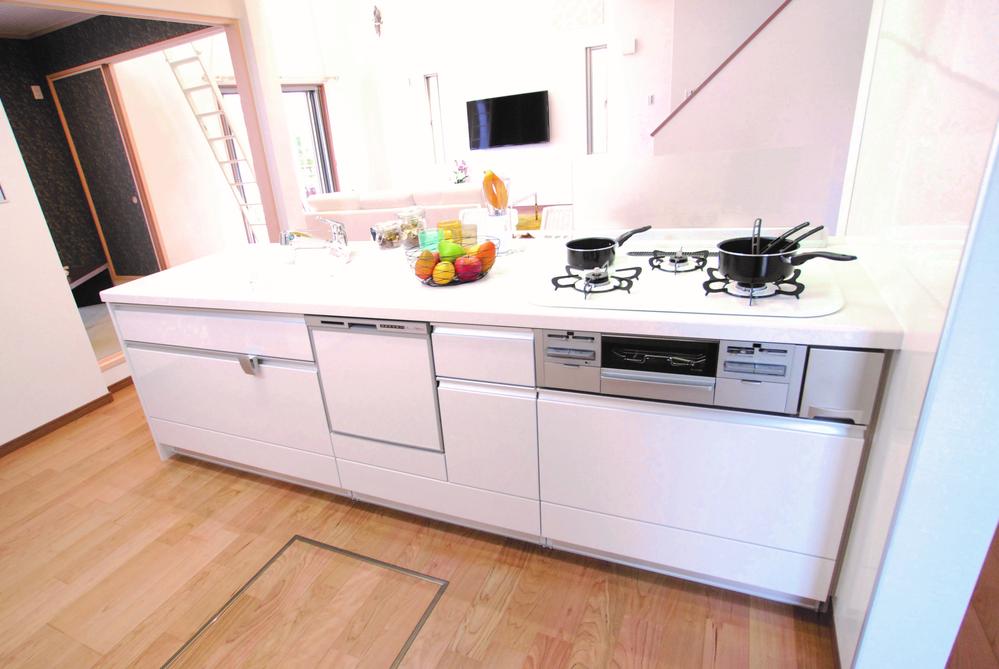 Kitchen. Open-minded independent enjoy communication dishes while taking with Kitchin'a family spacious and usable space of wife convinced.