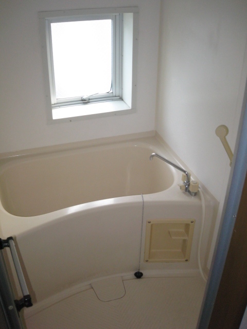 Bath. Good ventilation with small window