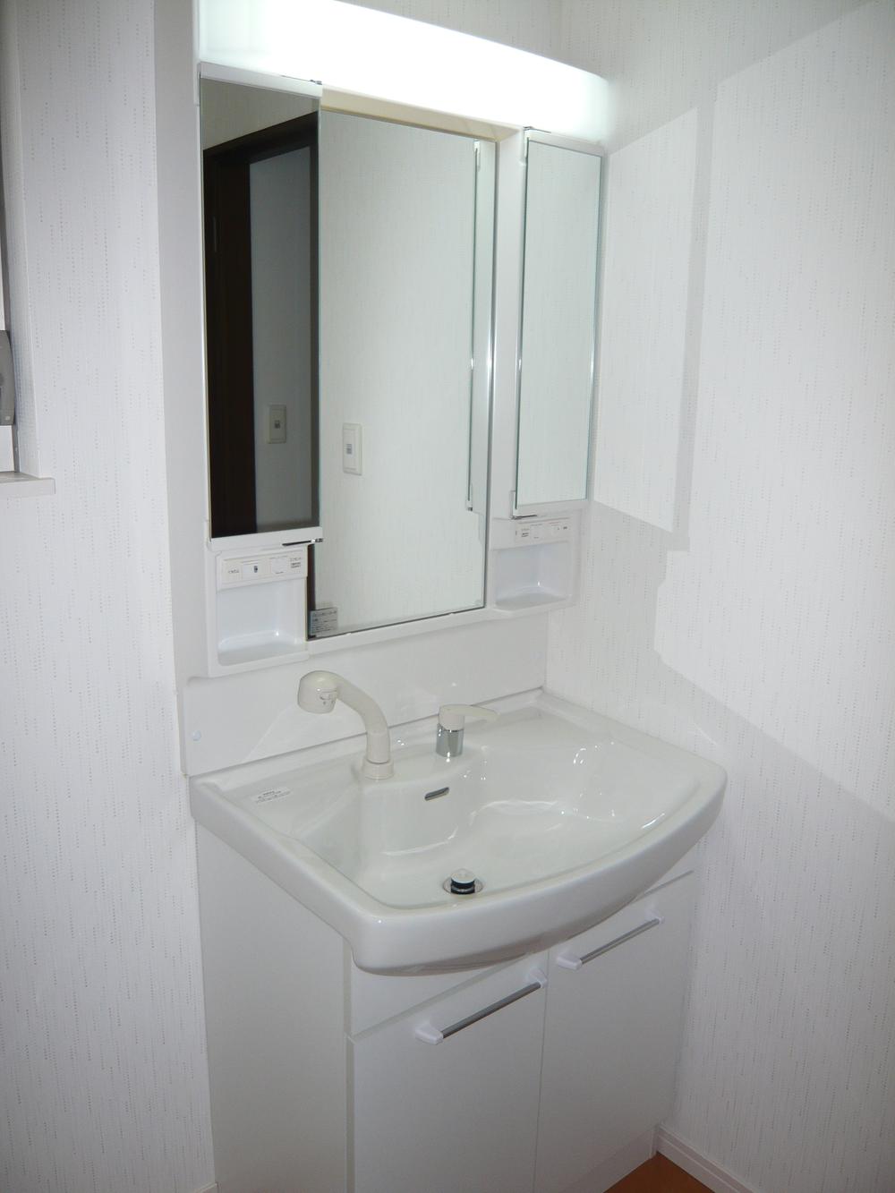 Wash basin, toilet.  ☆ Three-sided mirror washbasin ☆