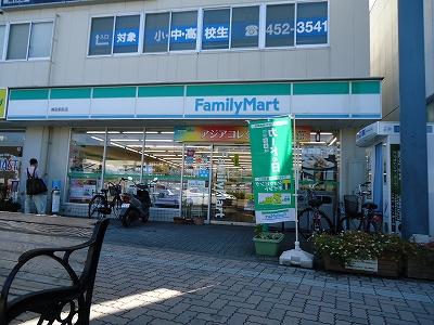 Convenience store. There is a convenience store in the 750m Kumatori Station to FamilyMart
