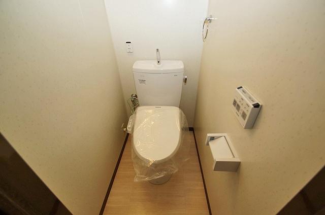 Toilet. cross ・ Floor CF re-covered already