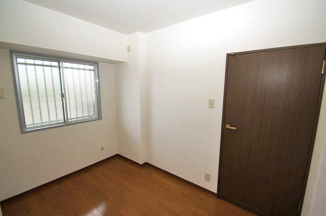 Non-living room. Cross re-covered already