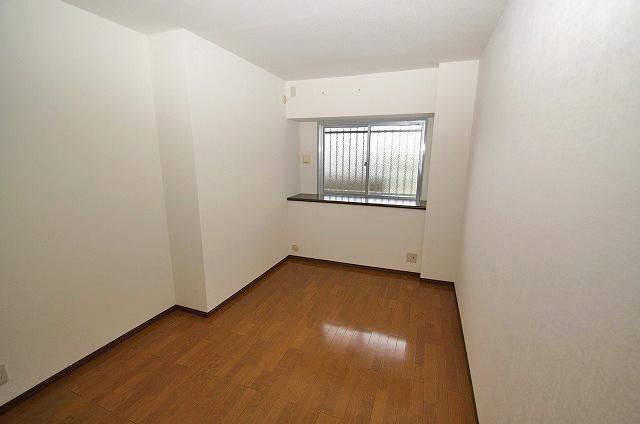 Non-living room. Cross re-covered already