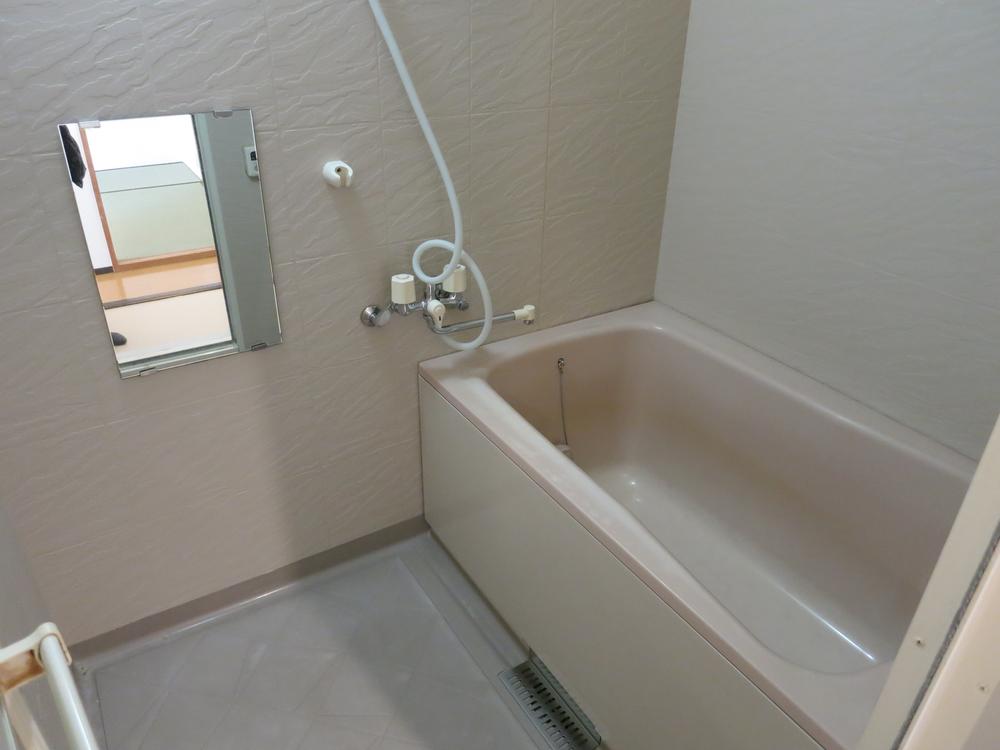 Bathroom. Indoor (12 May 2013) Shooting