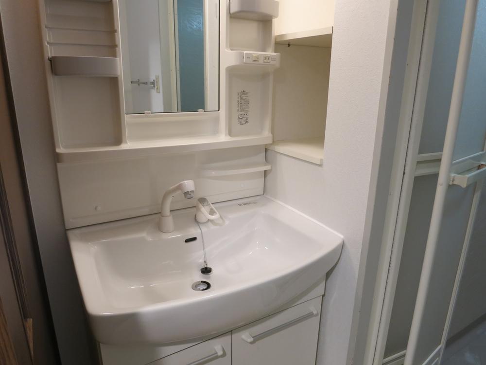 Wash basin, toilet. Indoor (12 May 2013) Shooting