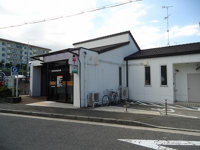 post office. There is also a 680m the parking lot to the post office