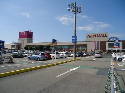 Shopping centre. 2300m large shopping mall to ion
