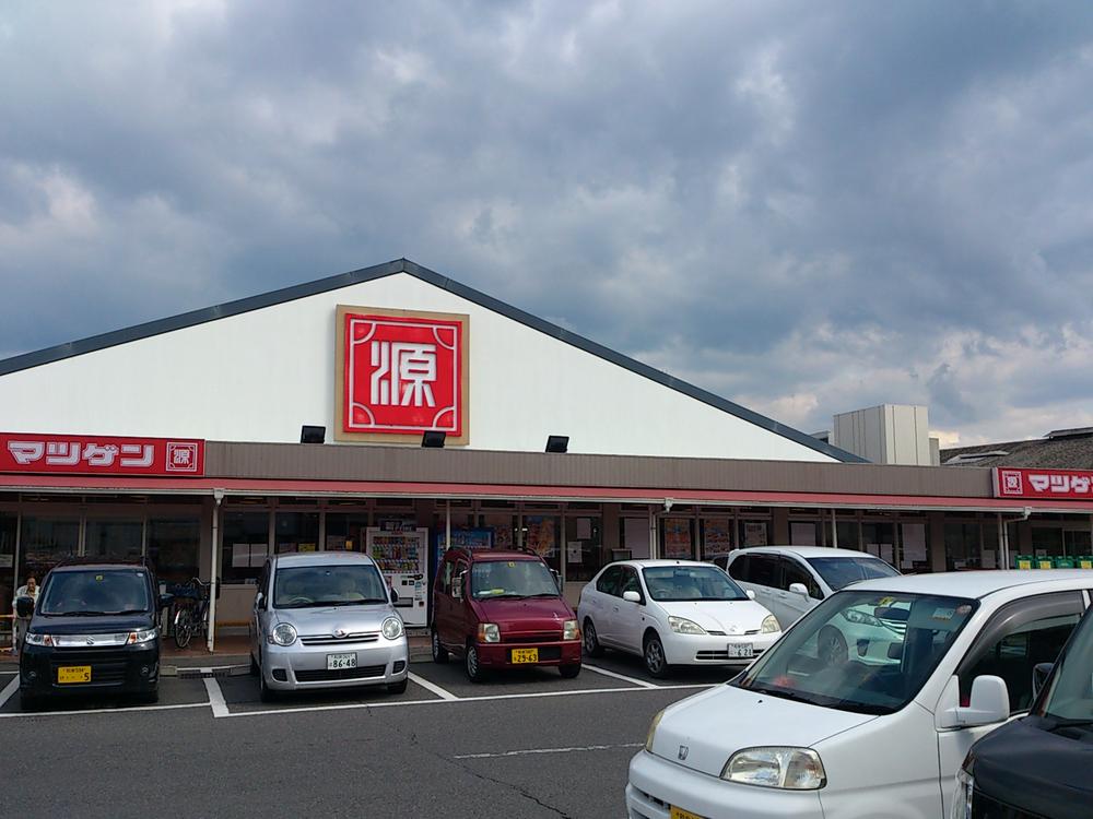 Supermarket. Until MatsuHajime Kumatori Gomon shop 1001m very assortment is rich, It is a convenient supermarket that can be shopping in electronic money.