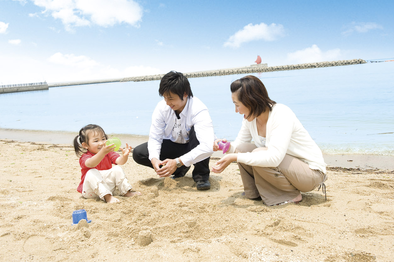 park. Prefectural Sennan Satoumi to the park 1140m walk 15 minutes. Blue sea and a beautiful sandy beach. There the family and walk, Find the shells together. This life wanted