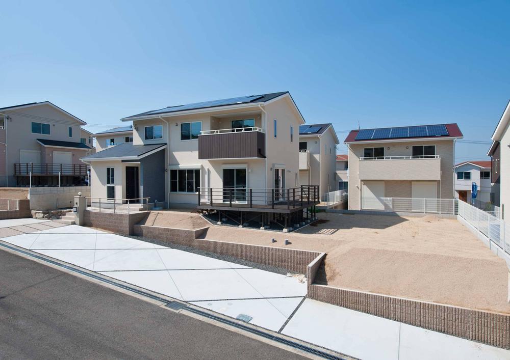 Local appearance photo. Sekisui House to make 589 units of the Big Town. Phase 3 is all households solar power generation system installed. Photo No. 15 area is 100 square meters more than land! Parking is city life come true feel natural, such as gardening and BBQ that utilize the land of more than three 100 square meters of the room