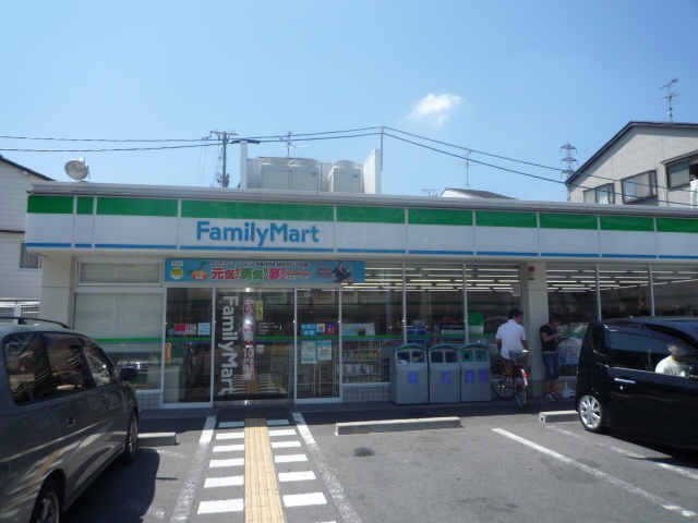 Convenience store. FamilyMart Settsu Shinzaike store up (convenience store) 594m