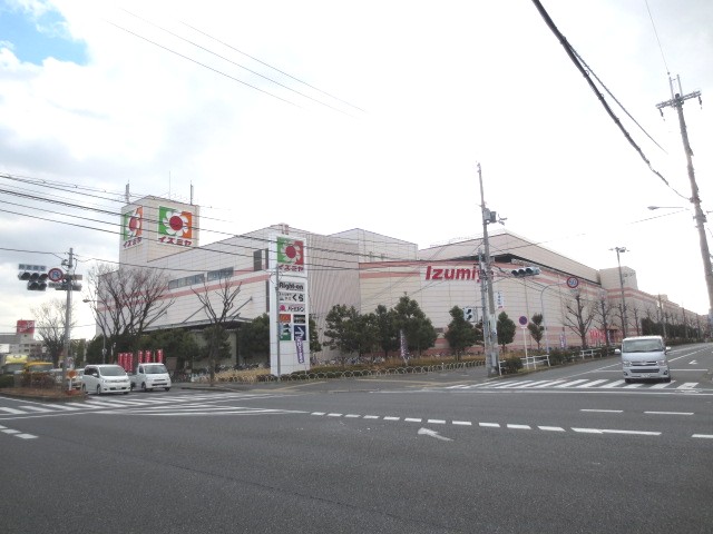 Supermarket. Izumiya Senrioka store up to (super) 882m