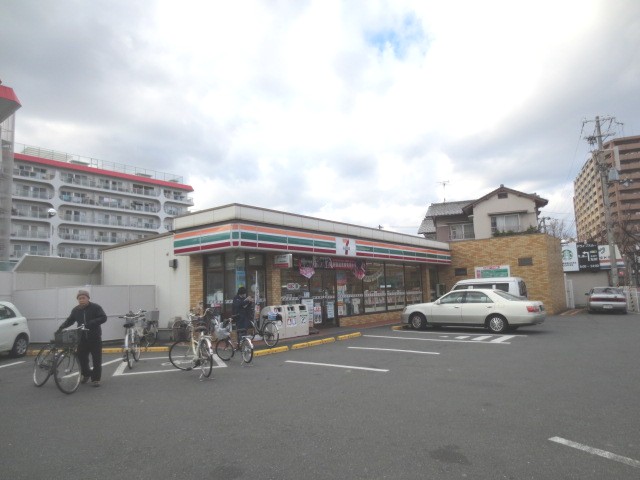 Convenience store. Seven-Eleven Suita Yamadaminami store up (convenience store) 787m