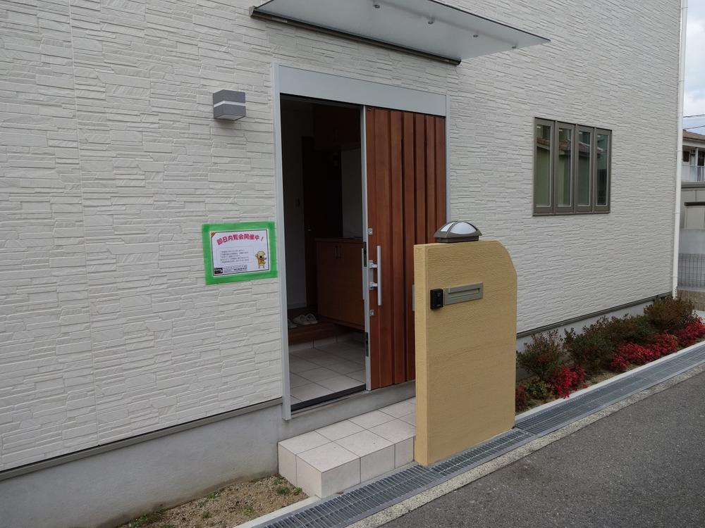 Local photos, including front road. Okay to have a heavy luggage because the entrance of the sliding door