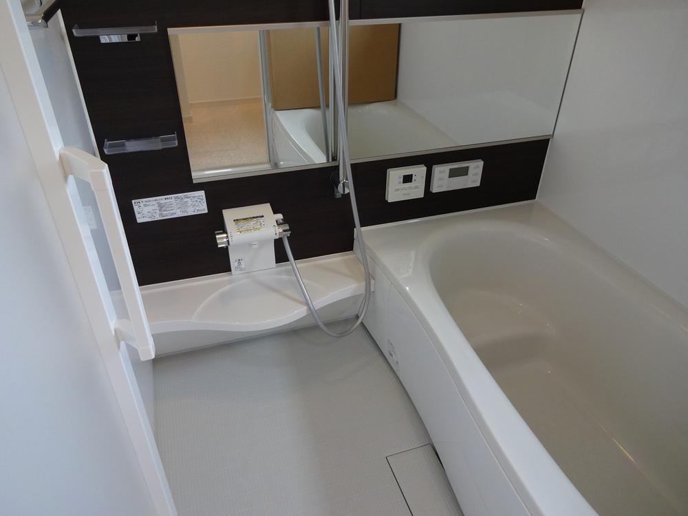 Bathroom. Stylish two-tone color feet extensible bathtub!