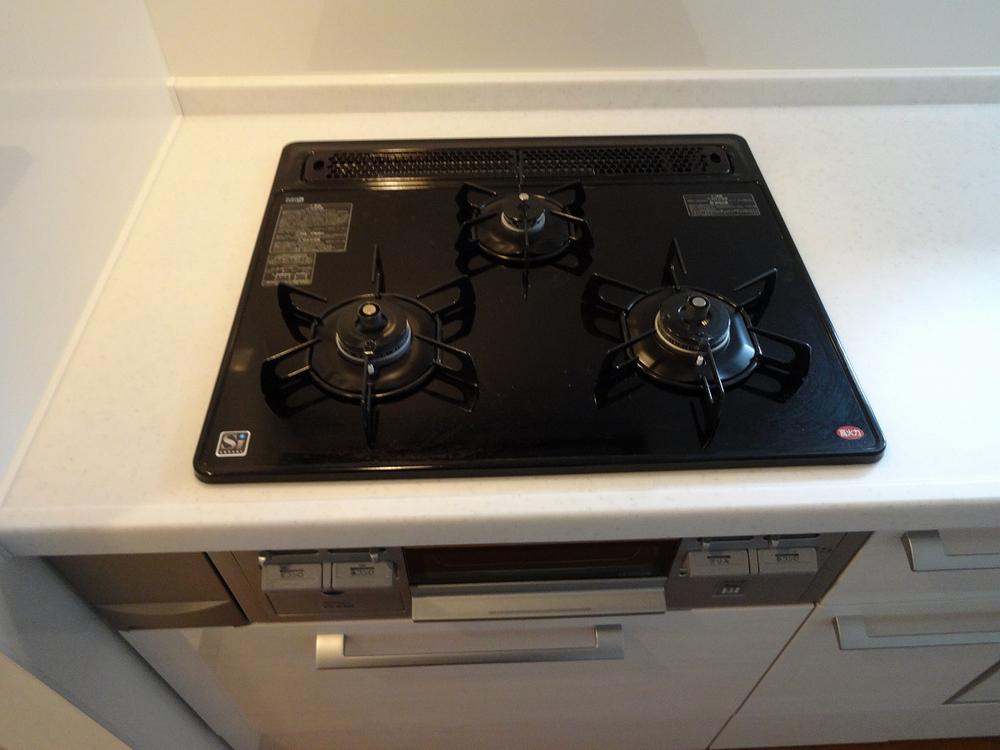 Kitchen. Get more out of your cooking in 3-burner stove!