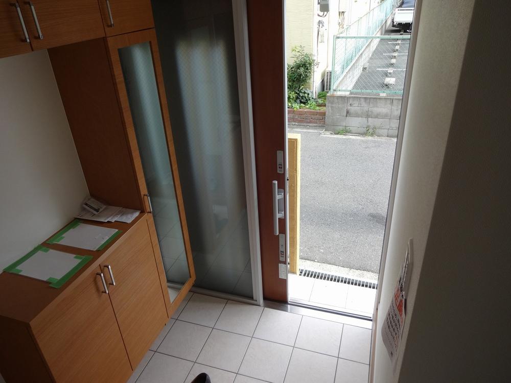 Entrance. Wide and you greeted a bright entrance