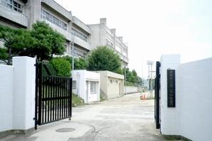 The second 10-minute walk to the junior high school ・ About 750m