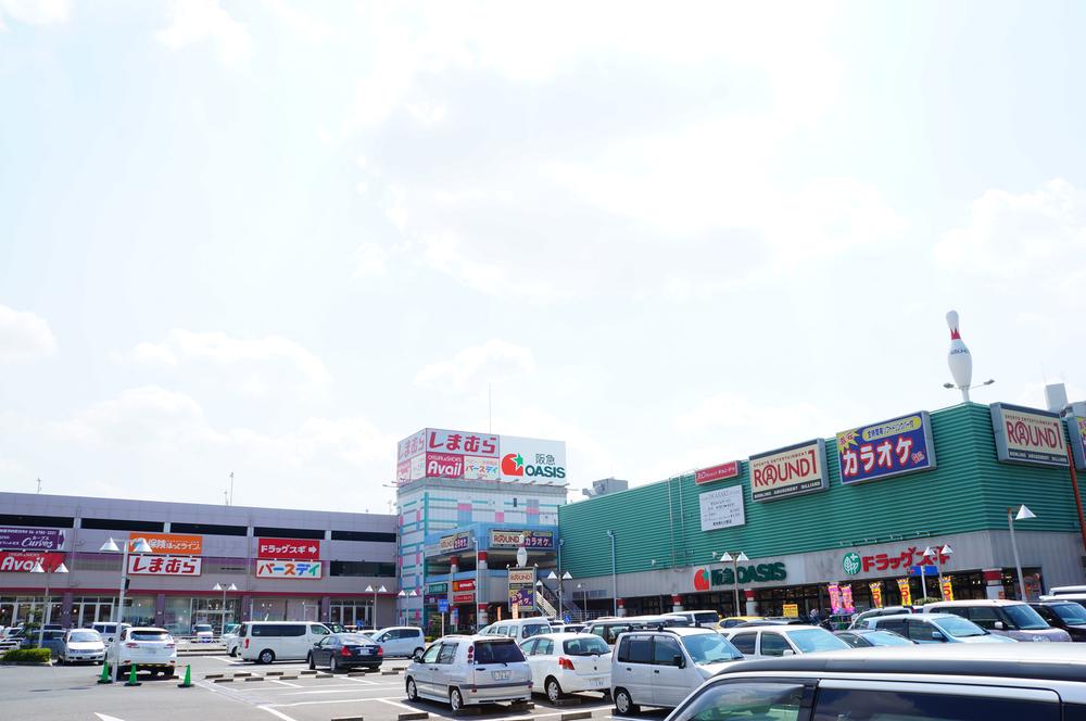 Shopping centre. 4073m to Jaguar Town East