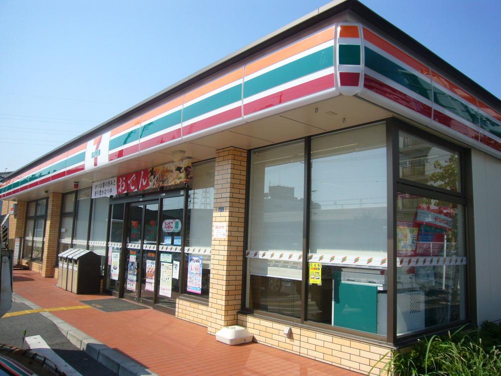 Convenience store. 7m to Seven-Eleven