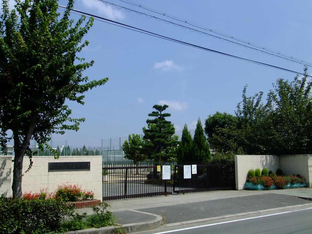 Junior high school. Third are aligned also serves as two sides of the 1200m wide ground up to junior high school. Is Uchikomeru also in sports to study environment, It is willing to support the growth of the children