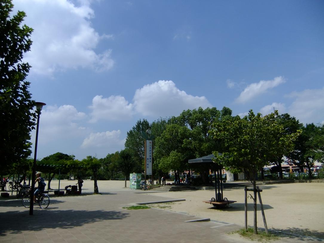 park. There is 630m big ground to market pond park, every day, It is crowded with children running around healthy. Holiday can enjoy a picnic with the whole family