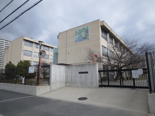 Junior high school. Settsu Municipal first junior high school (junior high school) up to 983m