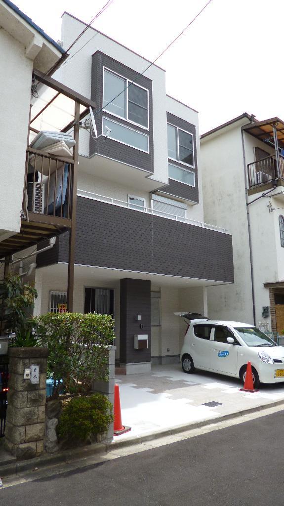 Local appearance photo. Parallel parking two possible