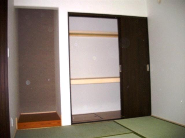 Non-living room. There is also a Japanese-style room last days