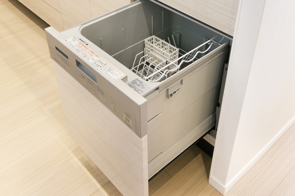 When passing tableware, Dishwasher is stain-resistant sink under the floor to prevent water dripping