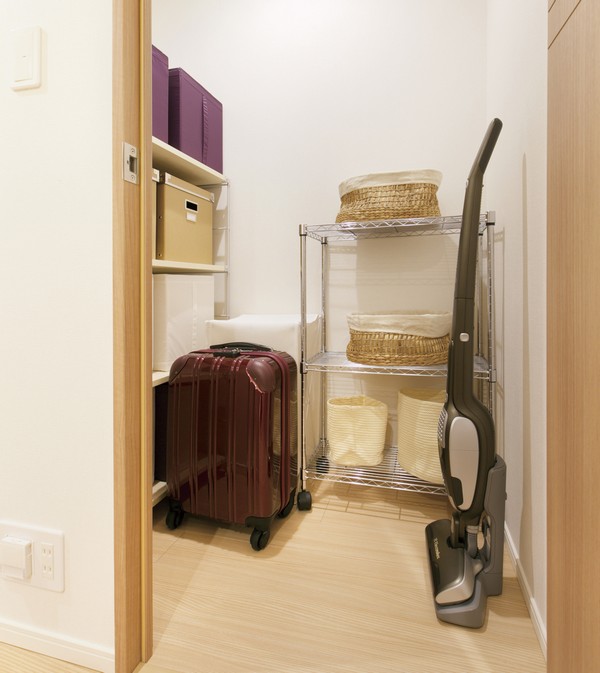Cleaner and suitcase, of course, Closet that can be comfortably accommodated appliances of season