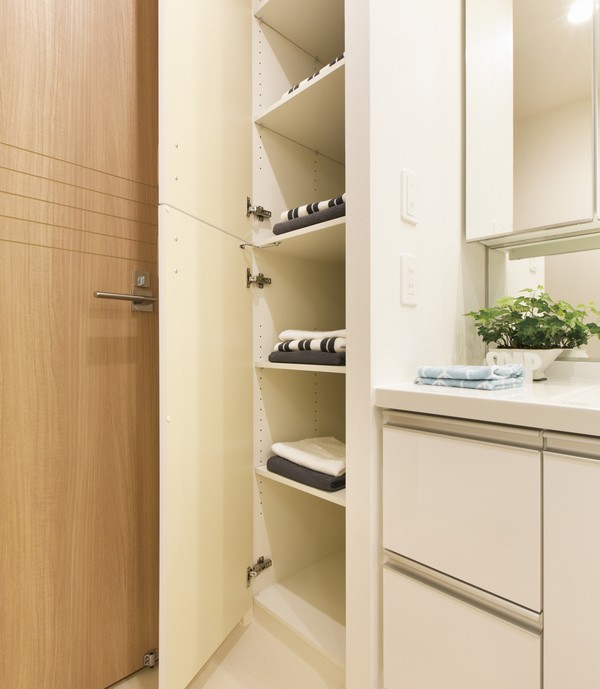 Linen cabinet that can stock the shampoo and towels. You can change the height, With a convenient shelves