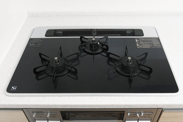 Kitchen.  [Hyper-glass coat top stove] Beautiful luster, Adopt a high durability hyper glass coat top stove. 3 convenient high calorie burner in such necked stove of one to stir-fry is equipped with (same specifications)