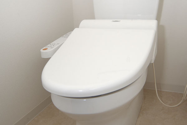 Toilet.  [Water-saving ・ Power-saving toilet] Wash water is large 6L / Water-saving type of small 5L. Heating toilet seat with a power-saving feature, Heating effect in W insulation toilet seat and lid will be increased (same specifications)