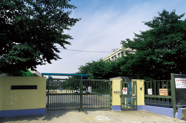 Surrounding environment. Municipal Settsu Elementary School (7 min walk ・ About 510m)