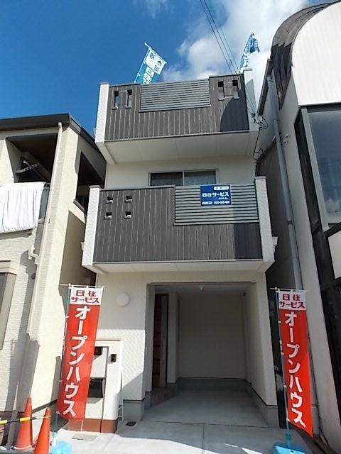 Local appearance photo. Southwest-facing front road 6m, Municipal parking lot in front of the eyes