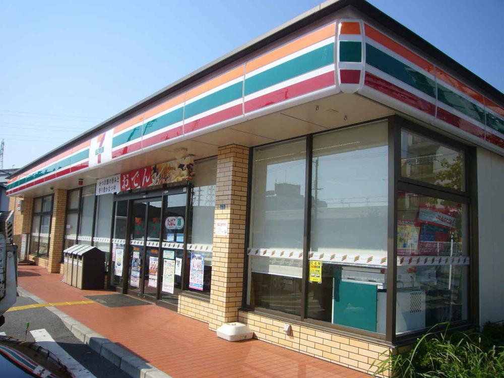 Convenience store. 7m to Seven-Eleven