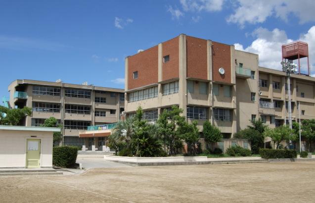 Junior high school. Settsu City is standing fourth 750m Settsu Municipal fourth junior high school until junior high school. Japan national football team, Characteristic this neighborhood is alma mater is it the contrast of the old village and the single-family district of Keisuke Honda player. School north flow in the eye River