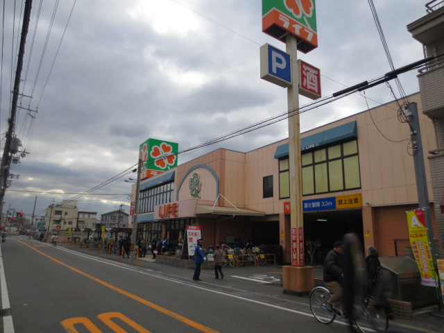 Supermarket. 400m up to life Shojaku store (Super)